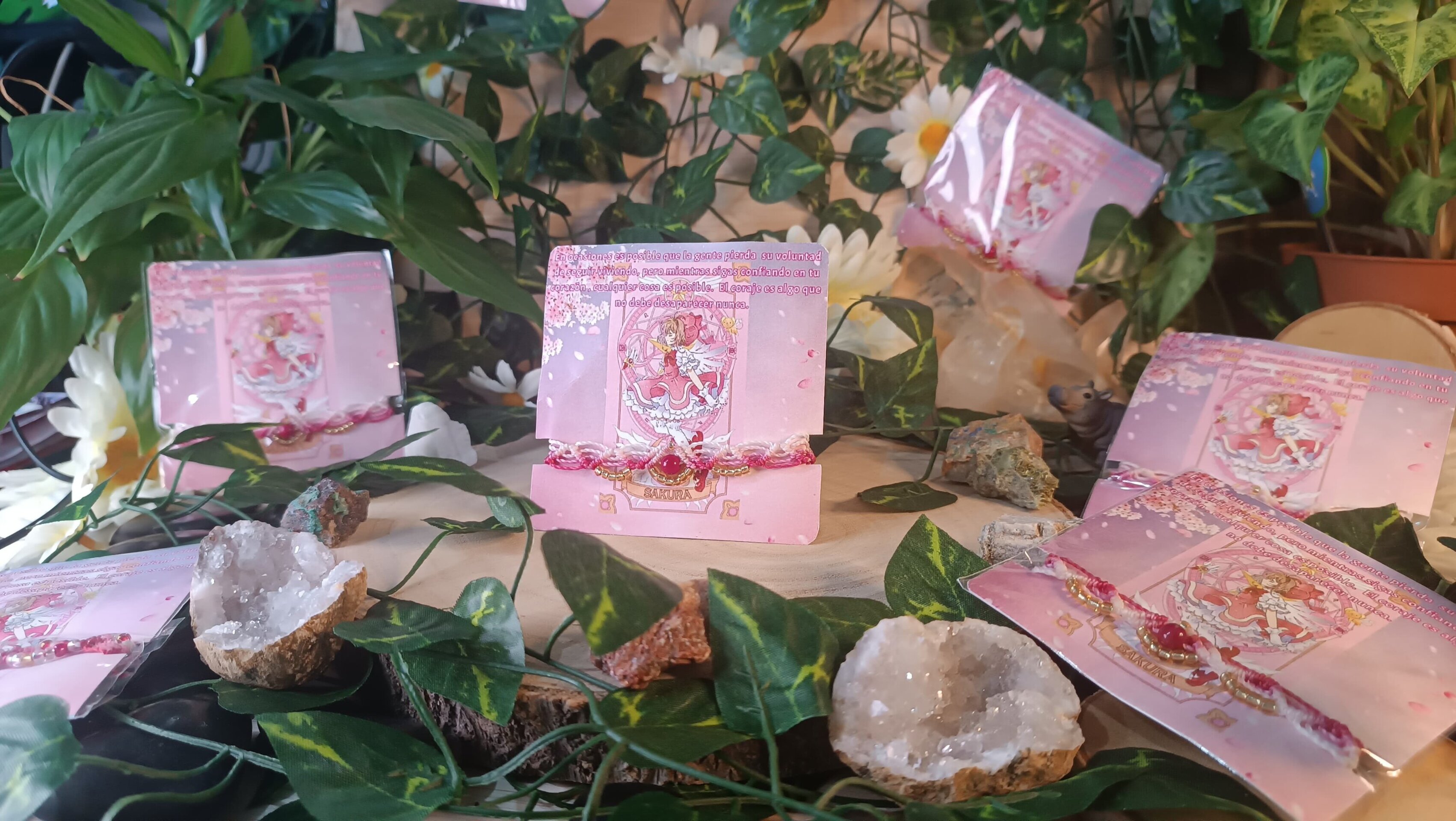 Pulsera Sakura cazadora de cartas tejida a mano con macramé - 3